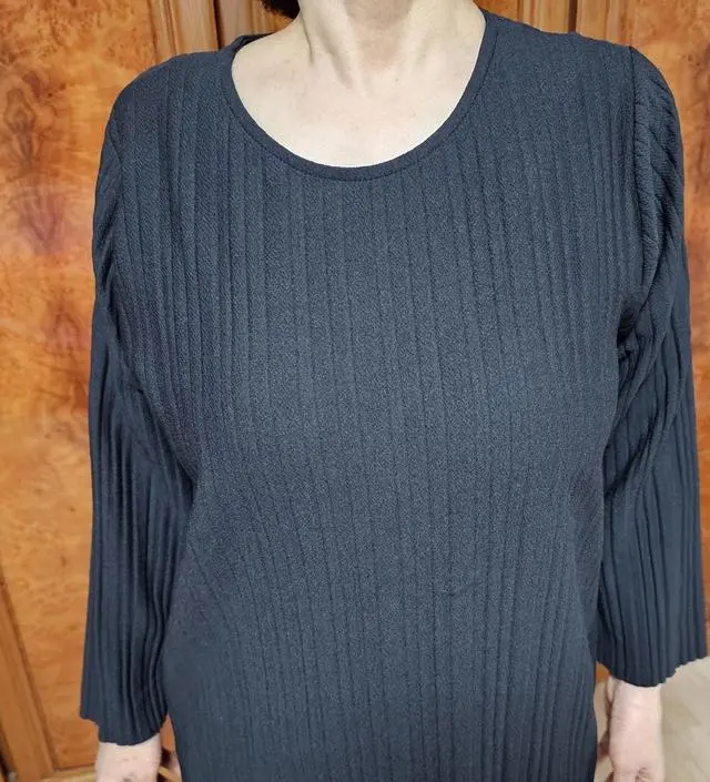 따뜻한 플리츠에요. 차가운 재질이 아니라 봄에 입기 딱 좋아요. 25도 이하에서는 이게