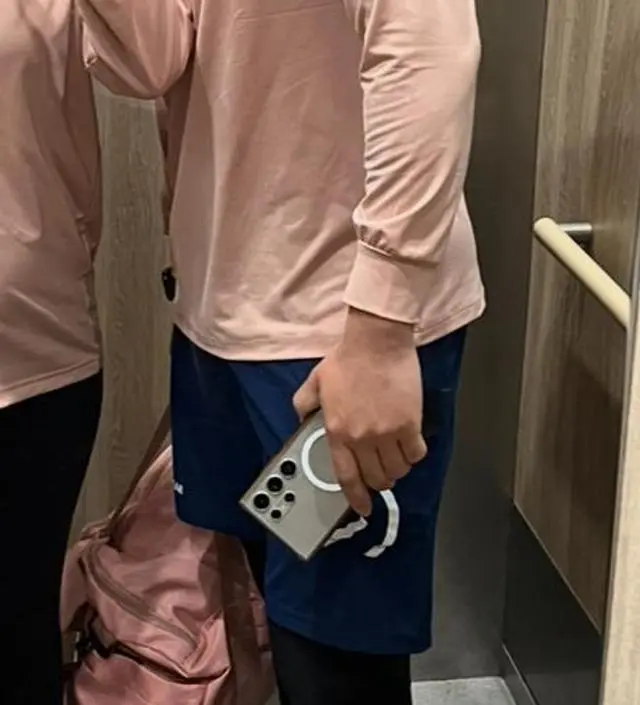 키 170 몸무게 70 남편이랑 커플로 입었어요 남편은 라지 했어요!!