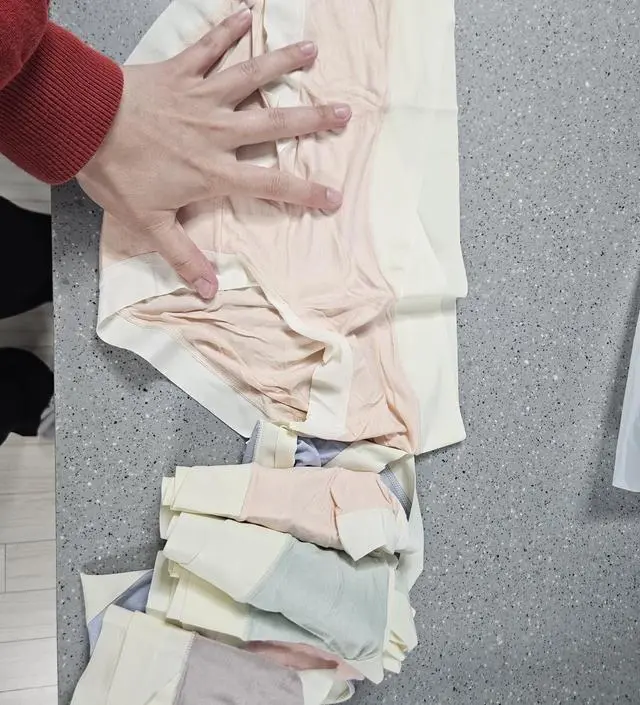 부들부들하고 완전 잘 늘어나서 엄청 편하네요.
