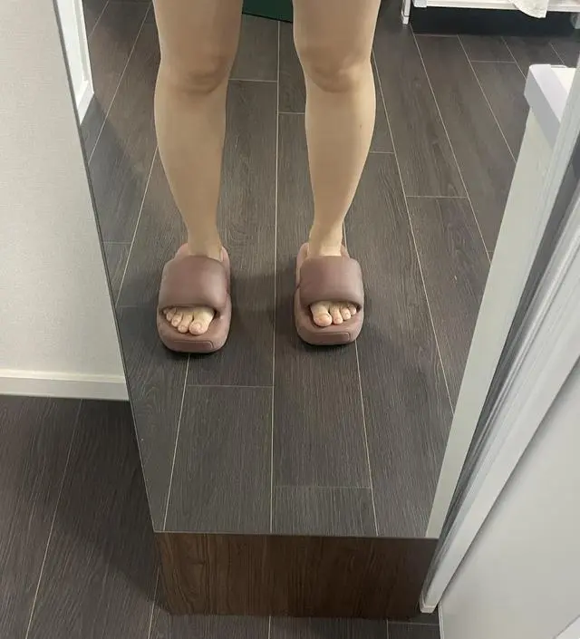 소재가 부드러워서 레깅스보단 속바지느낌이에요 그래도 편해서 집에서도입고 원피스안