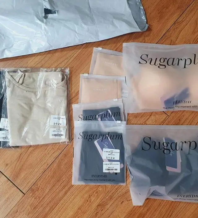 임신 중기에 이르니 기존 이너롱나시가 좀 짧고 작더라구요. 이제 여름이라 원피스를 주