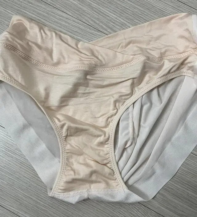 배송 빨라서 너무 좋았어요 편하게 입으려고 사이즈 크게 샀더니 좀 넉넉한데 편해서 좋