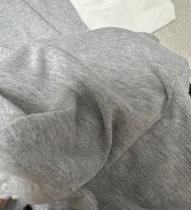 얇아서 초여름에도 입을 수 있을 것 같아요.
