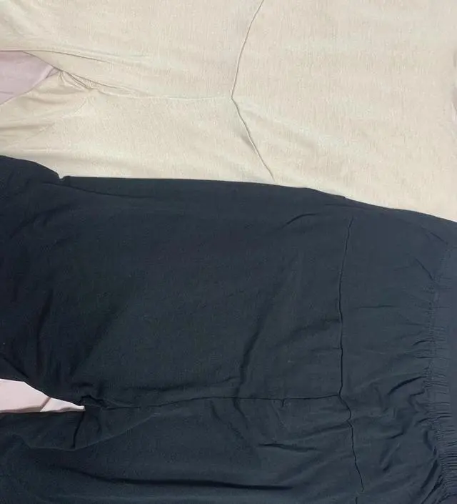 엄청 편하네요 :) 원피스 입을 일이 많을 것 같아 편하면서도 올라가지 않는 길이감의 