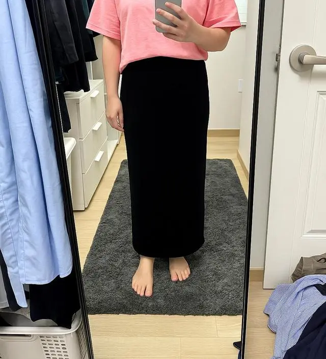 키가 159인데 발목까지 오는 기장입니다. 옆트임이 길게 있어 활동하는데는 전혀 지장이