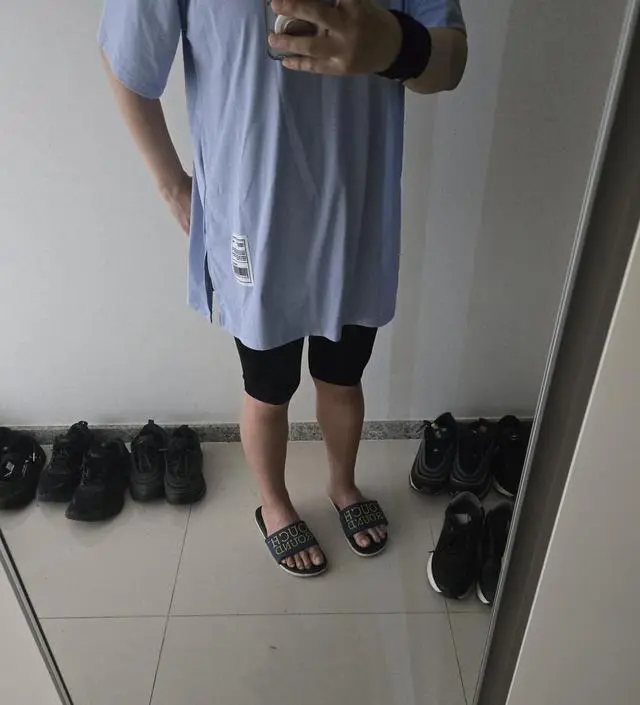 롱티에 받쳐입으려고 샀어요~ 배가 아주 편하고 지금보다 배가 더 나와도 무리 없이 입