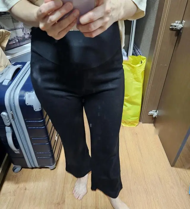 제가 키가 작은 편이라 키작맘 버전의 바지를 구매했는데 아주 잘 맞아요. 배 부분도 편