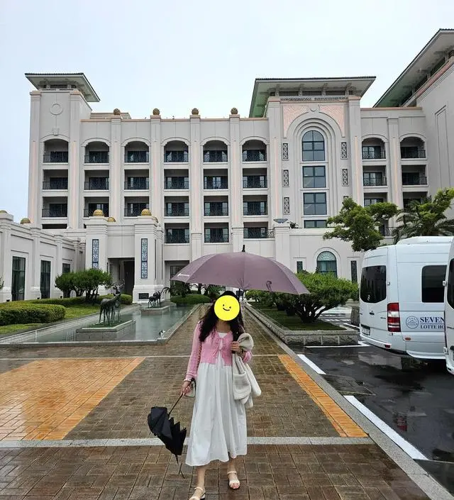 가디건 안에 입으려고 샀는데 딱이네요~! 치마가 두 겹이어서 하얀색이어도 비치지 않고