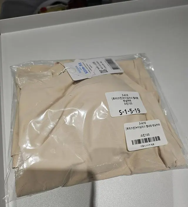 캡이 내장되어잇어서 편하게 입을수 있어요. 다만 만삭 임산부한테는 조금 작아요(37주