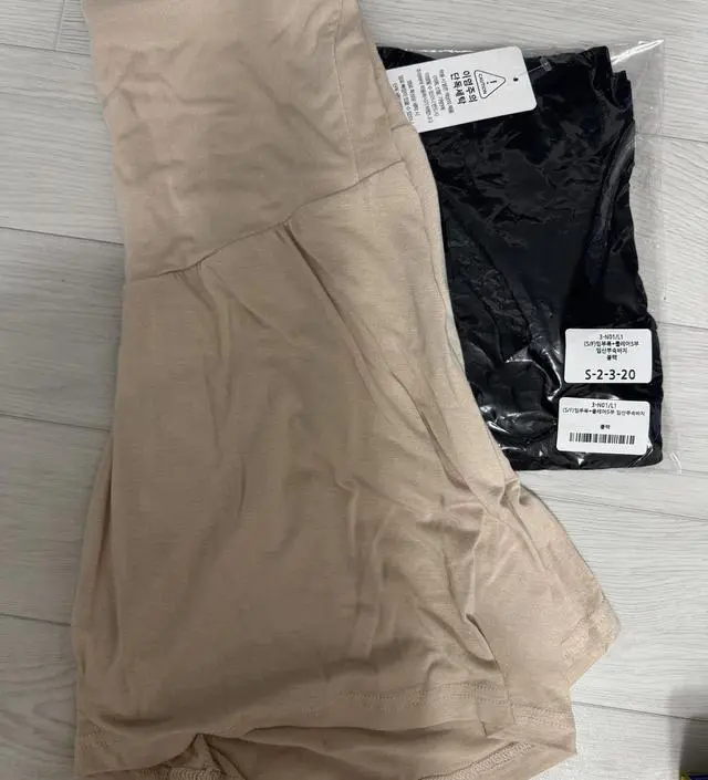 프리사이즈인데 77도 잘맞아요! 임신전 하체77이고 지금은 배까지나와서 걱정했는데 좋