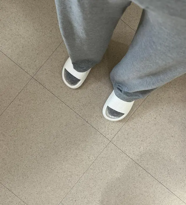 166cm에 롱기장 끌리지않고 좋아요! 입었을때 촉감도 좋고 가벼워서 편하구요 배조임도