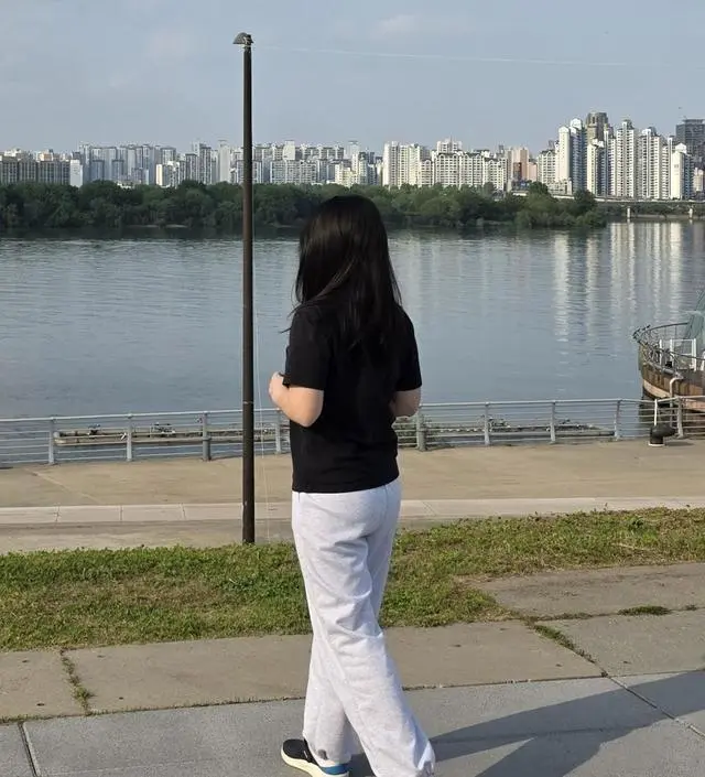 외출용 트레이닝복 찾다가 구매했어요!! 밝은색이라서 요즘 날씨에 입기에 딱이에요. 임