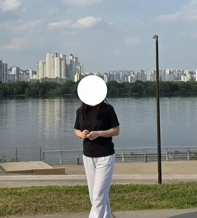 외출용 트레이닝복 찾다가 구매했어요!! 밝은색이라서 요즘 날씨에 입기에 딱이에요. 임