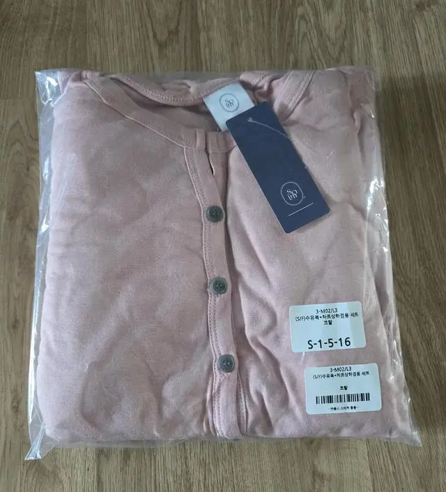 반팔 구매하여 입고있는데 너무 편해서 에어컨바람에 추울까봐 긴팔도 구매했습니당~~