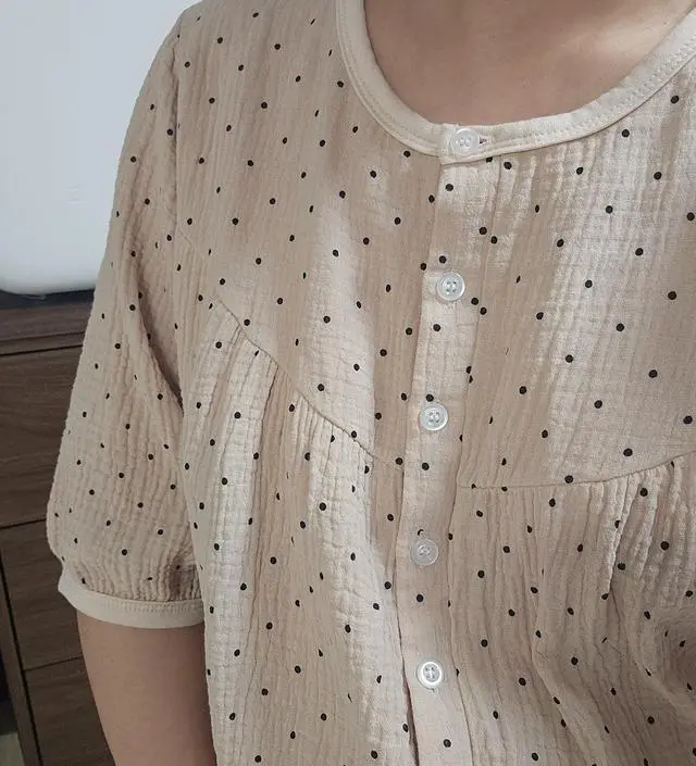 톤다운된 핑크 또는 짙은베이지 느낌인데 이뻐요~~:) 품이 많이 크진 않지만 만삭임에도