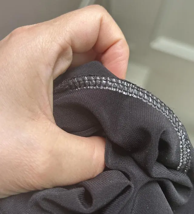 가랭이부분 비닐같은거 덧대서 박아서 팬티입었는데도 거슬려요 ㅠ 
