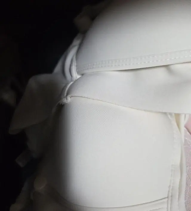 가슴부분이 착 달라붙지않는다는 리뷰가 있어서 걱정했는데 생각보다 편하고 잘 맞아요