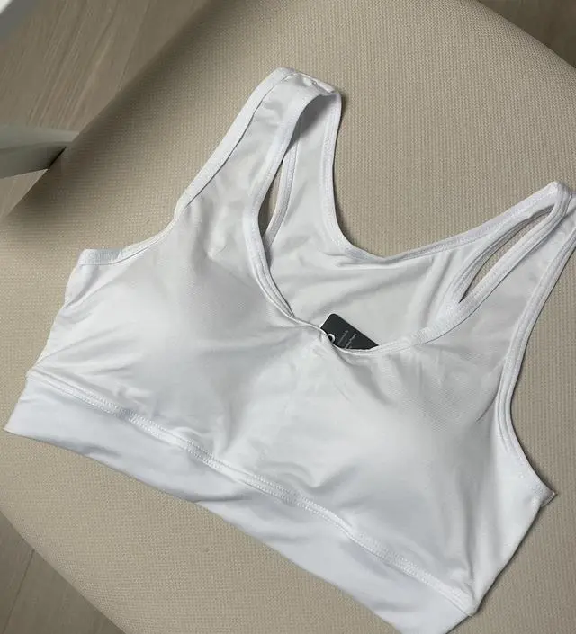 래쉬가드 입을 때 안에 입을용으로 샀어요~! 살짝 타이트하긴했지만 그래도 불편함 없이