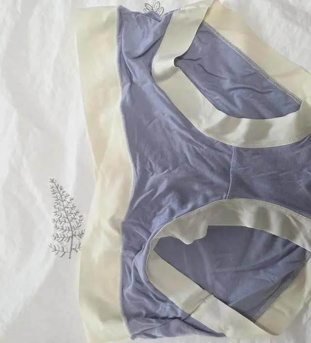 너어어어무 편해요. 요즘 이것만 입습니더... 근데 한장은 두번 입고 실밥이 터져서.. 