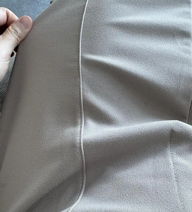 까슬한 시원한 느낌의 소재예요
