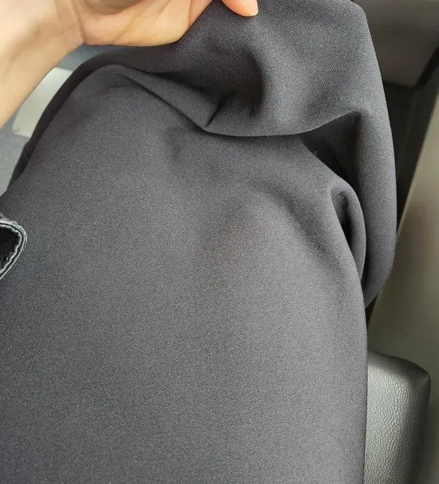 일단 정말 편하구요. 얇지않아 오피스룩에 입기 딱입니다.
