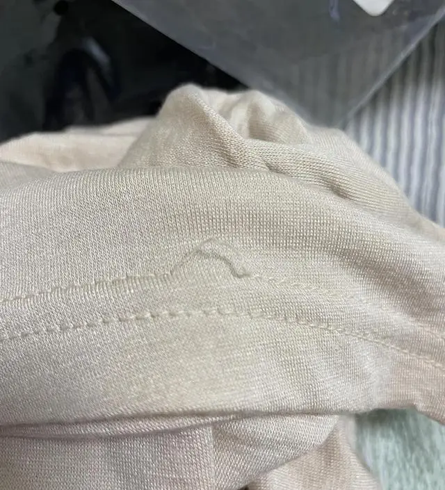 기대하고 상품 열어본 순간 박음질이 제대로 되어 있지 않아서 아쉽네여~ 저렴하기도 하