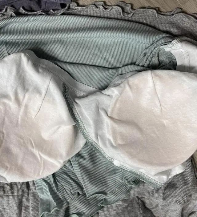 완전 편하네요~ 조리원에서 잘 입고있어요! 단추는 안 채우고 입습니다 ㅎㅎ 끼는거 진