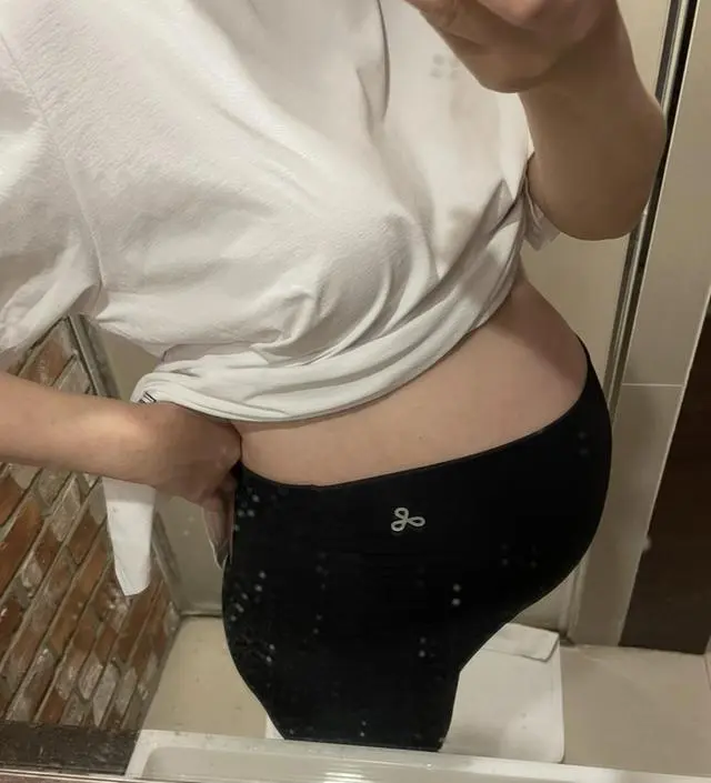 33주차인데 사이즈 고민하다가 다른 후기들 참고해서 큰 사이즈 했더니 잘 맞더라고요.