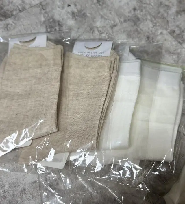 여름에 발목 위로 올라오게 신기 딱 좋아요 ㅎㅎ 양말 쫀쫀한 편이고 마음에 들어요 :)