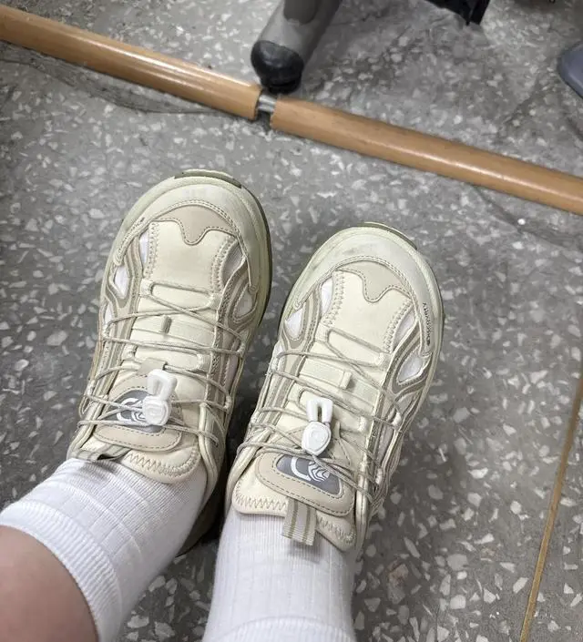 여름에 발목 위로 올라오게 신기 딱 좋아요 ㅎㅎ 양말 쫀쫀한 편이고 마음에 들어요 :)