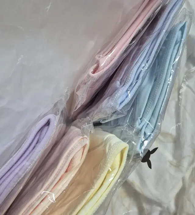 배송이 왔을 때 낱개로 비닐 포장이 되어 있었어요! 사이즈가 맞나 바로 입어봤는데 배