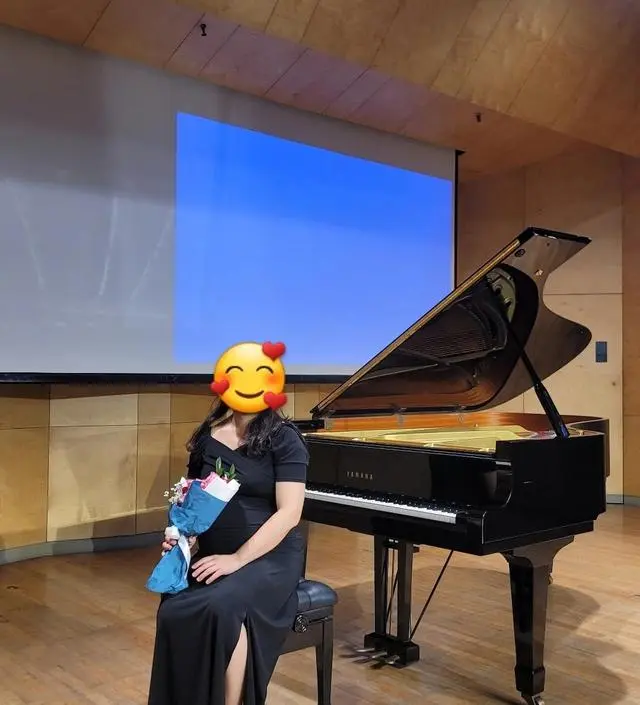 피아노 연주, 만삭사진 촬영때 입으려고 구입했어요. 연주때 입을만한 드레스가 마땅치