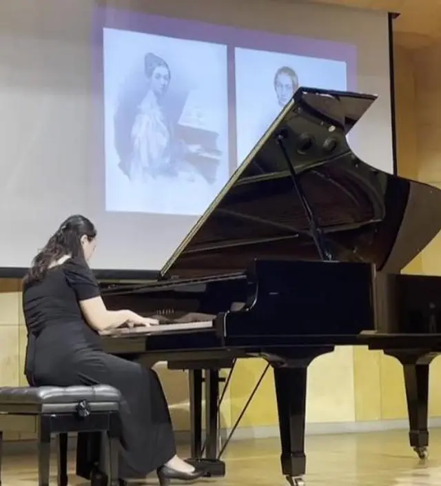 피아노 연주, 만삭사진 촬영때 입으려고 구입했어요. 연주때 입을만한 드레스가 마땅치