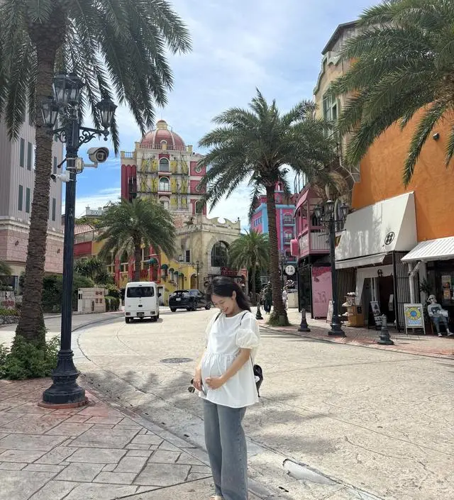 요즘 제일 많이 입는 애착바지예요.. 허리부분 스판도 너무 편하고, 숏기장이라 153cm인