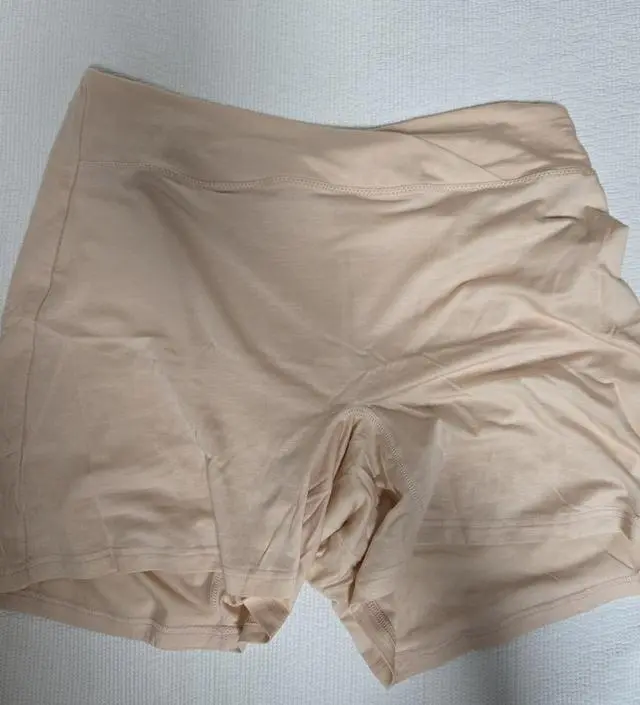 사각팬티는 처음 입어봐서 그런지 약간 어색한 느낌은 있어요..ㅎㅎ 속바지로 입기에도