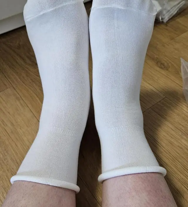 압박은 없고 얇아서 출산 후 산후조리원에서 신기 좋을 것 같아요
