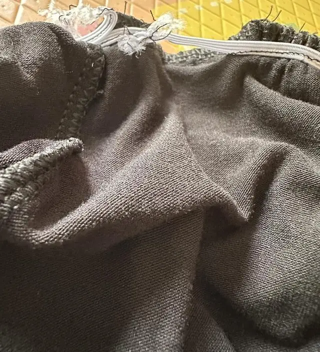 받자마자 세탁했는데 입을려구 했더니  이모양이네요
