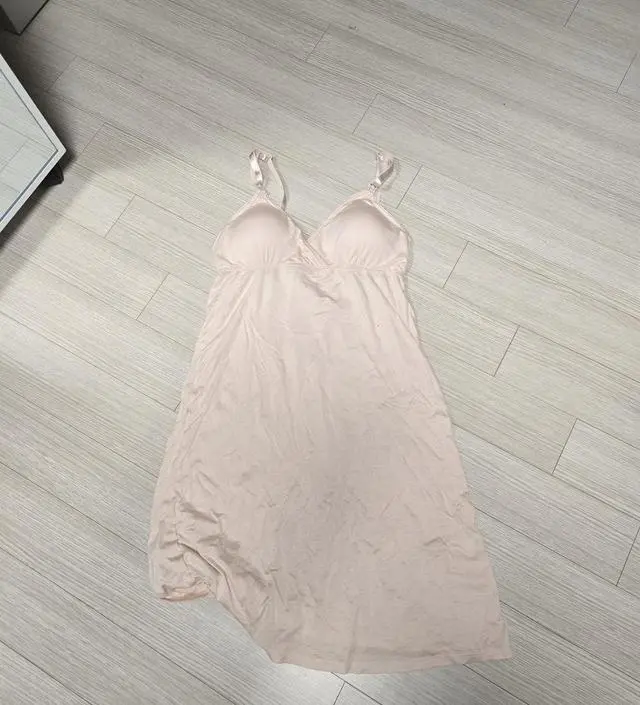 편하고 시원하게 입을수 있는 슬립 찾던중 다른 용품 사면서 사봣는데 편하고 좋긴 하나