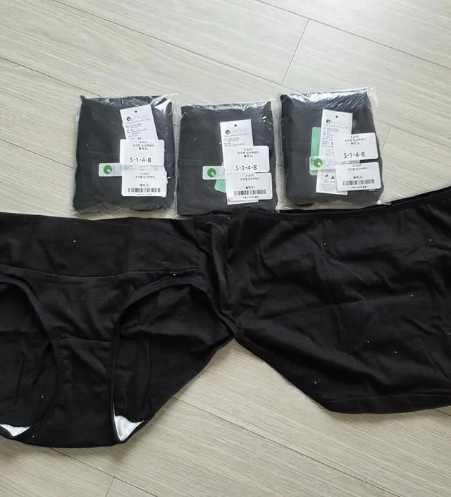 먼지가 너무 많이 붙어 있어서 놀랐어요. 돌돌이로 다 제거하고 세탁함. 소재는 부드러