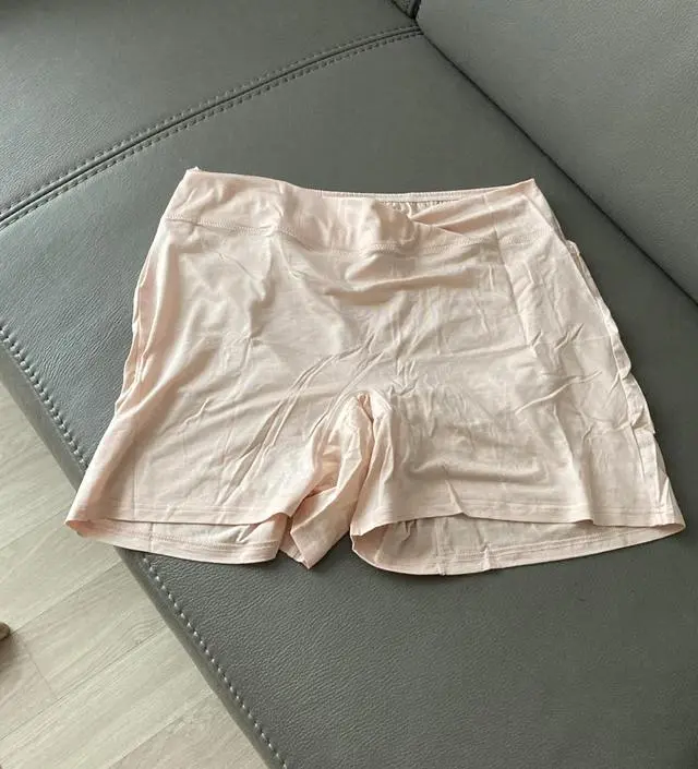 짱 편해요 요즘 원피스 많이 입는데 안에 하나만 입어서 편하고 잘때도 이것만 입고 자