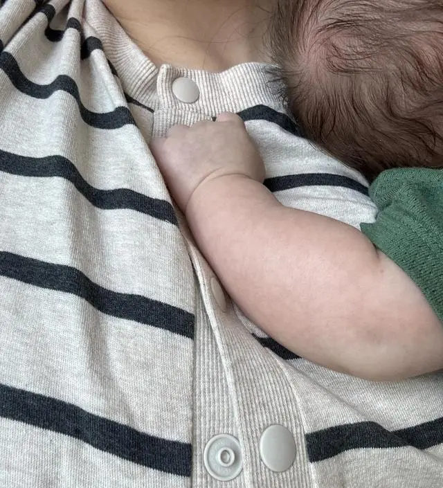 애기 자는 틈을 이용해 리뷰 남겨봅니다 ㅎㅎㅎ 재질 무난무난한 재질이라 밖에 입고 나