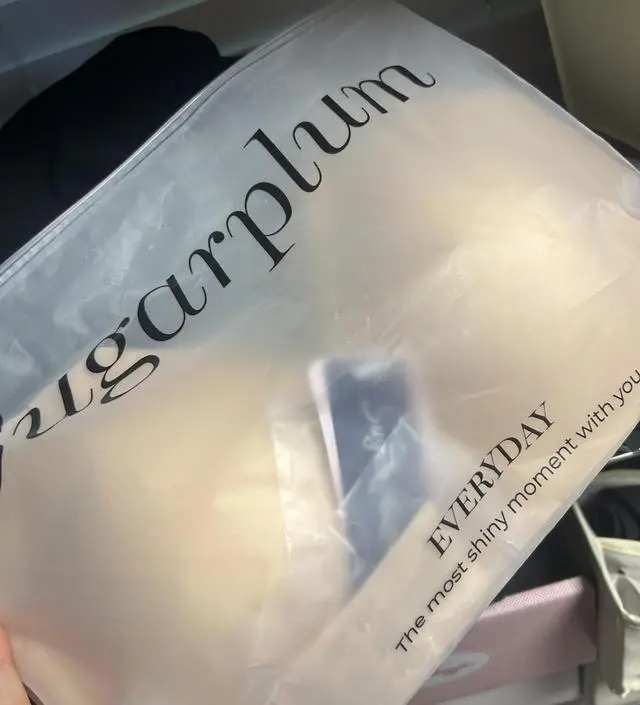 소재 시원하고 마음에 듭니다. 2개 구매했는데 잘 입고 있어요 감사합니당! ㅎㅎㅎ