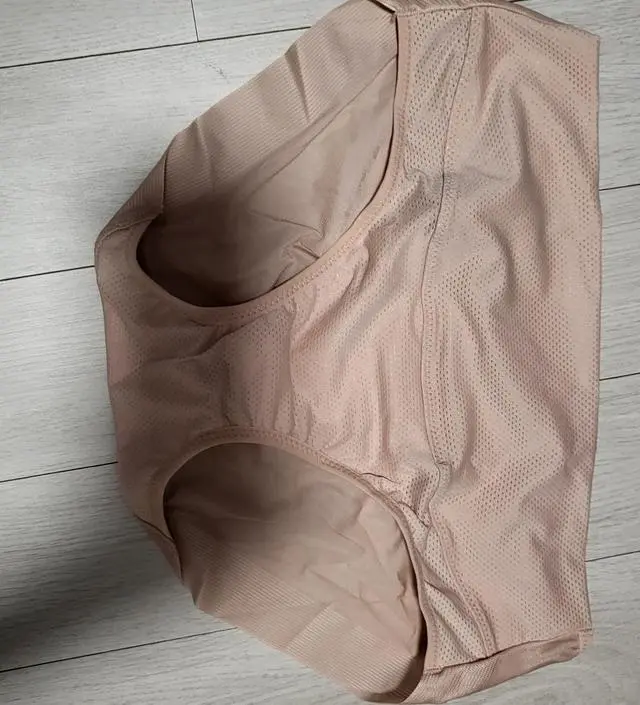 쫀쫀하고 입기편해여ㅋ 시원한소재라 여름에 좋을것같습니다