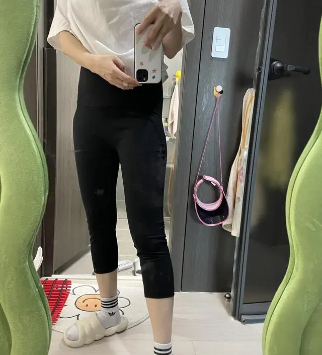 같이 샀던 5부레깅스보다 쫀쫀해요 만삭까지 입으려고 큰 사이주 샀어오 지금은 배쪽이