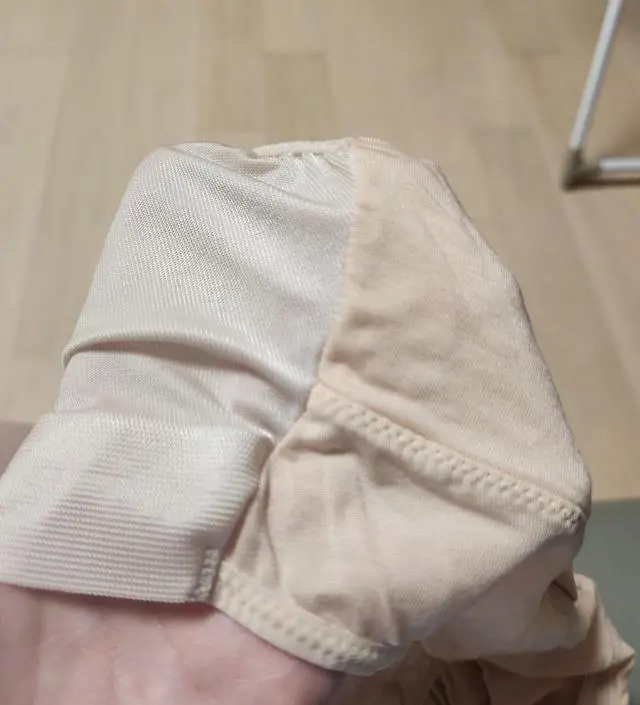 좋아서 추가구매했습니다. 앞뒤, 내부 색상 차이 참고위해 사진 첨부합니다.