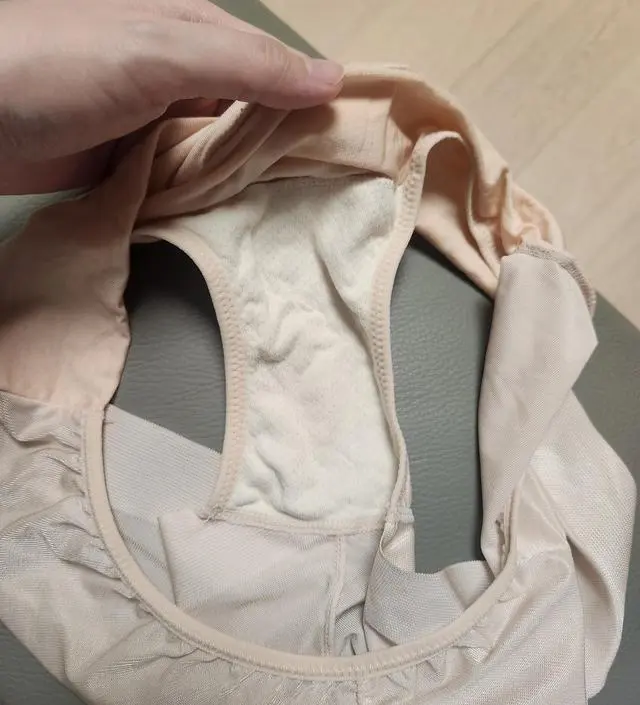 좋아서 추가구매했습니다. 앞뒤, 내부 색상 차이 참고위해 사진 첨부합니다.