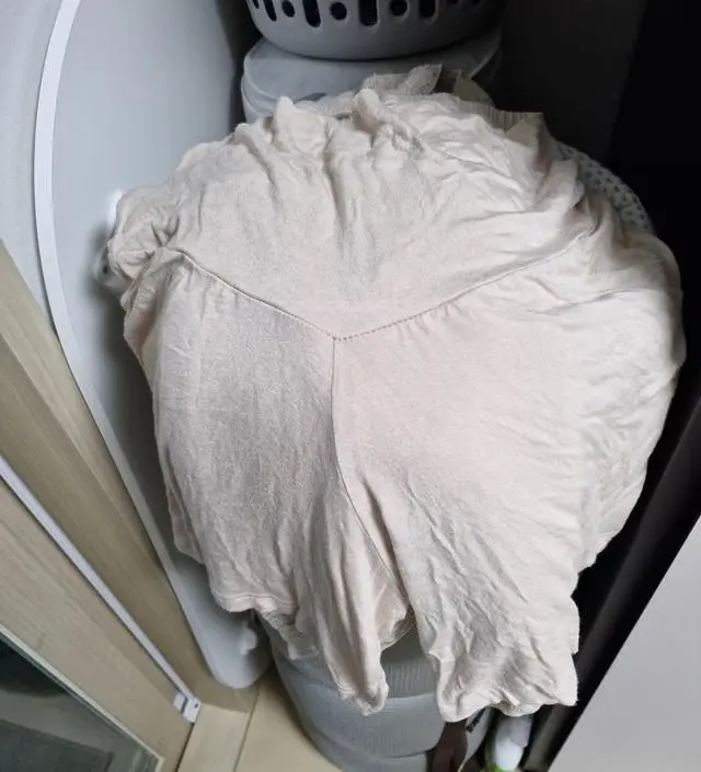 엄청 편해요 몇번 빨았는데 부풀이 금방 올라온건 좀 아쉬워요 원피스 안에 편하게 입고