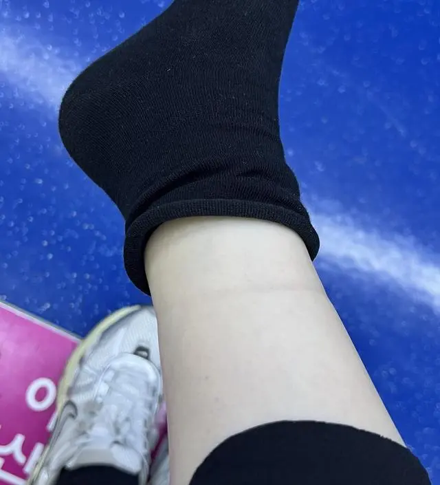 확실히 기존 신던 일반 양말보다 조임이 덜해서 편해요!! 하루종일 착용 후 퇴근길 지하