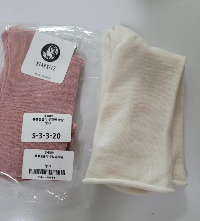 여름에 운동화와 신으려고 구매했어요 
