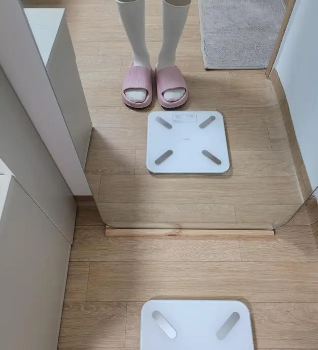 여름에 운동화와 신으려고 구매했어요 
